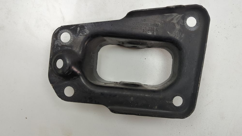 Кронштейн кріплення правого поздовжнього важеля Volkswagen Passat 2015-2022 (B8) 1K0505130L 1037713 фото