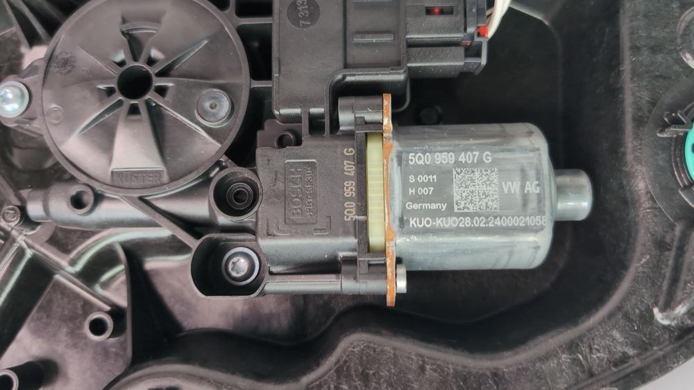 Двигун склопідйомника дверей задньої, правої Volkswagen Golf 2022-2024 (mk8) 5Q0959407G 1097652 фото