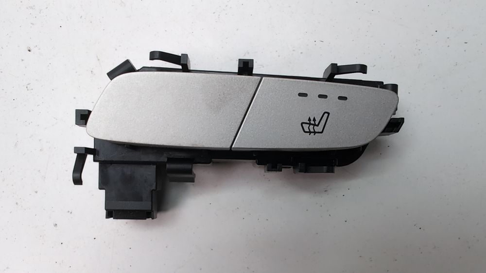 Кнопка включення обігріву сидіння правого Mercedes Benz C300 2015-2018 (W205) A21390575027N49 1080536 фото