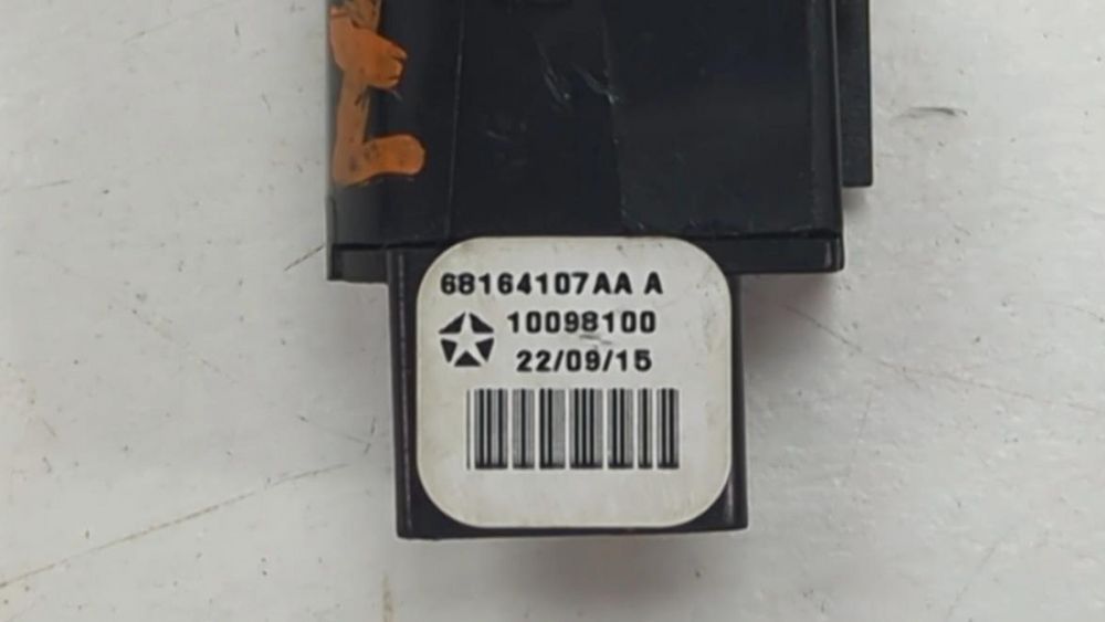 Кнопка відкриття люка паливного бака. Jeep Grand Cherokee 2014-2016 (WK2 restyle) 68164107AA 1030295 фото
