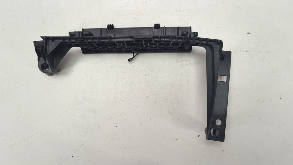 Кронштейн для USB-хаба Volkswagen Passat 2015-2022 (B8) 561035640 1057074 фото