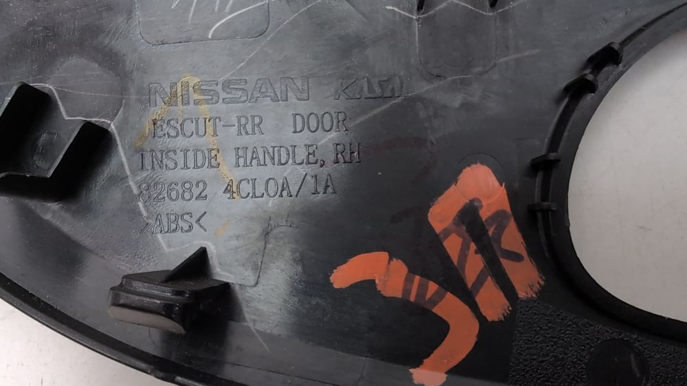 Декоративна накладка внутрішньої ручки дверей, задньої, правої Nissan Rogue 2017-2020 (T32 Restyle rest) 826826FV0A 1097708 фото