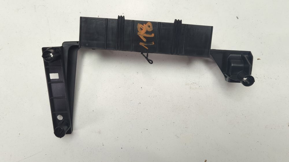 Кронштейн для USB-хаба Volkswagen Passat 2015-2022 (B8) 561035640 1057074 фото