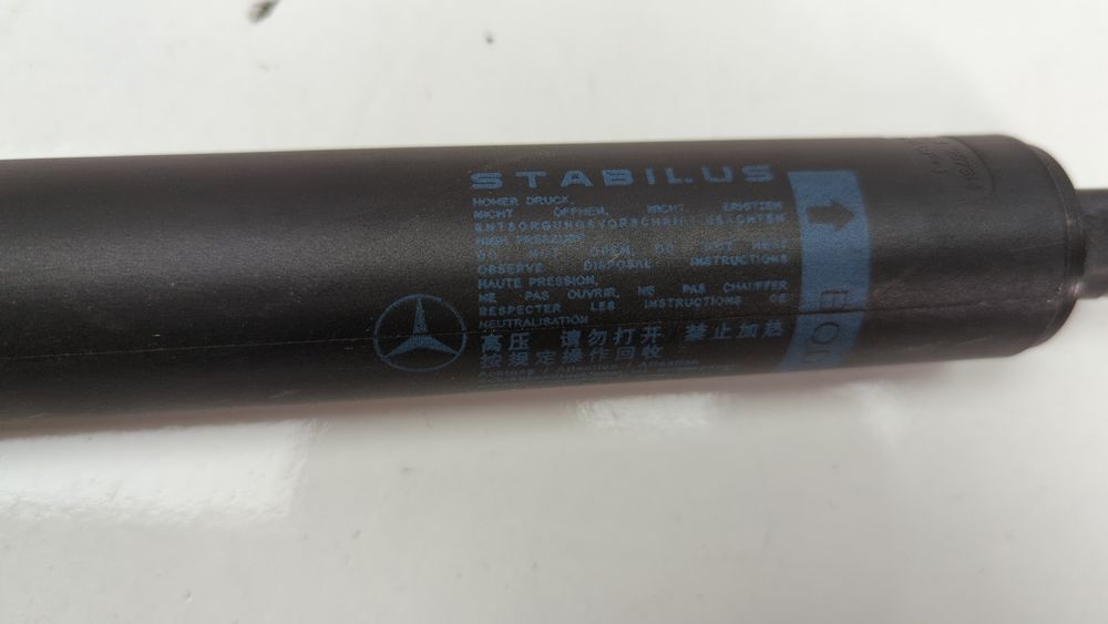 Амортизатор крышки багажника (правый) Mercedes Benz GLA 2017-2019 (X156) A1569800764 1048961 фото