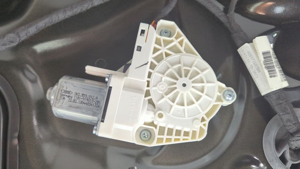 Мотор стеклоподъемника двери задний (правый) Audi A6 2011-2015 (C7) 8K0959812A 1066291 фото