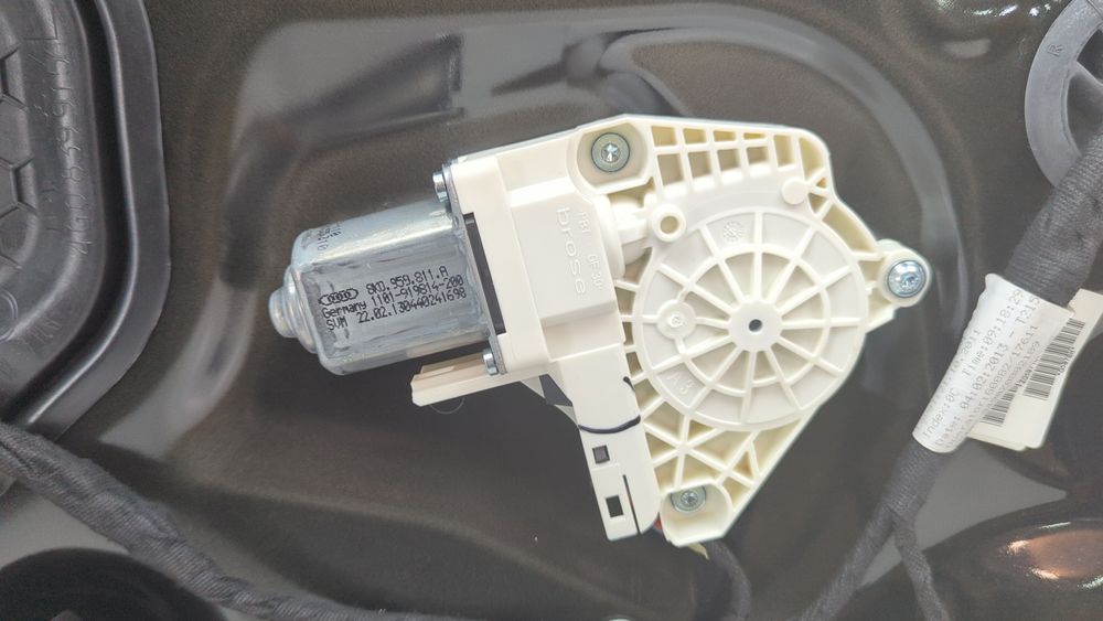 Мотор стеклоподъемника двери задний (левый) Audi A6 2011-2015 (C7) 8K0959811A 1066290 фото