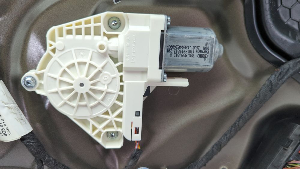 Мотор стеклоподъемника двери задний (правый) Audi A6 2011-2015 (C7) 8K0959812A 1067545 фото