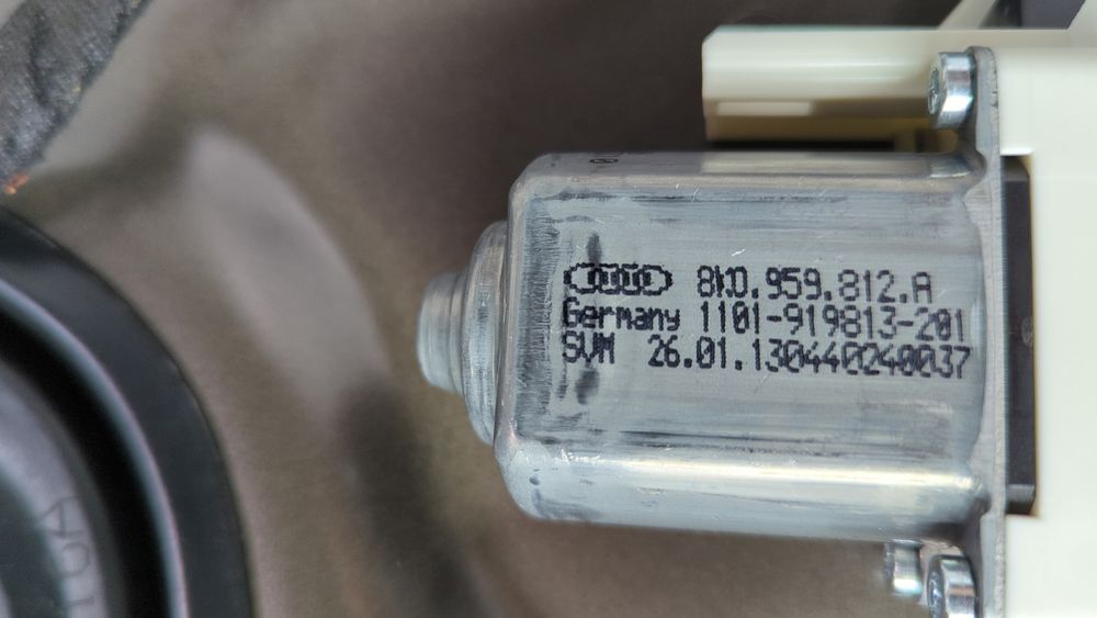 Мотор стеклоподъемника двери задний (правый) Audi A6 2011-2015 (C7) 8K0959812A 1067545 фото
