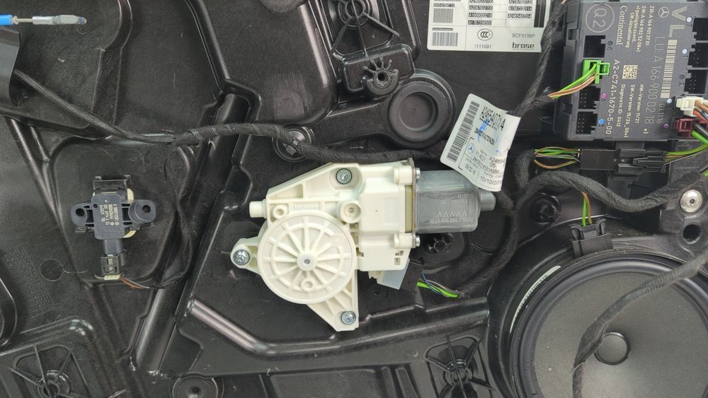 Мотор стеклоподъемника двери передний (левый) Mercedes Benz GLA 2017 - 2019 (X156) A2469065100 1069655 фото