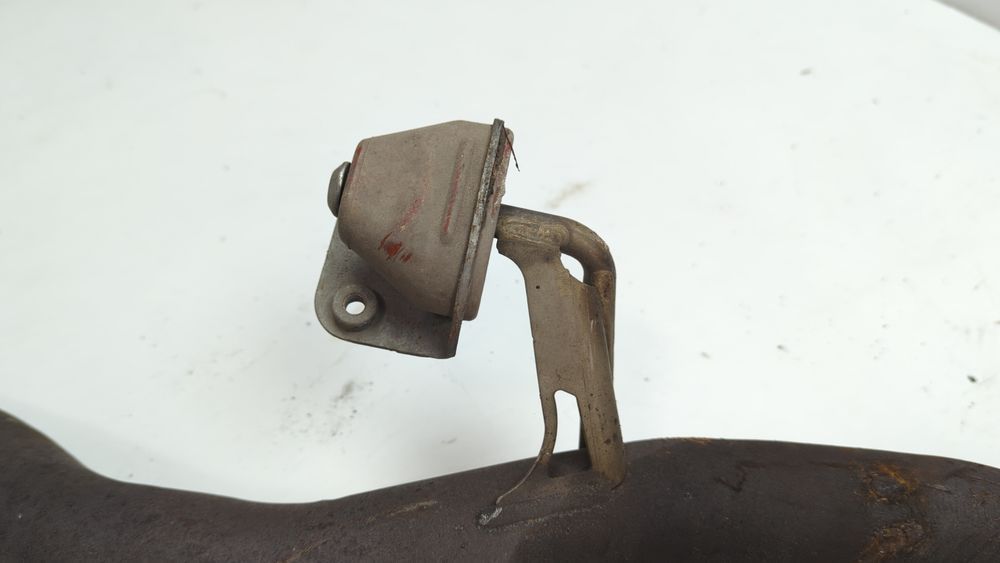 Кронштейн глушителя передний (правый) Volkswagen Touareg 2010-2014 (7P 2nd gen) 7L0253144 1038996 фото