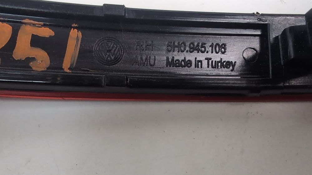 Катафот (відбивач) заднього бампера, правий Volkswagen Golf 2022-2024 (mk8) 5H0945106 1097423 фото