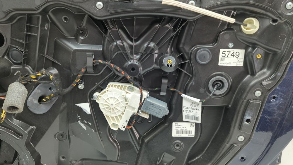 Мотор склопідйомника пров. прав. двері Volkswagen Touareg 2010-2014 (7P 2nd gen) 8K0959802B 1038564 фото