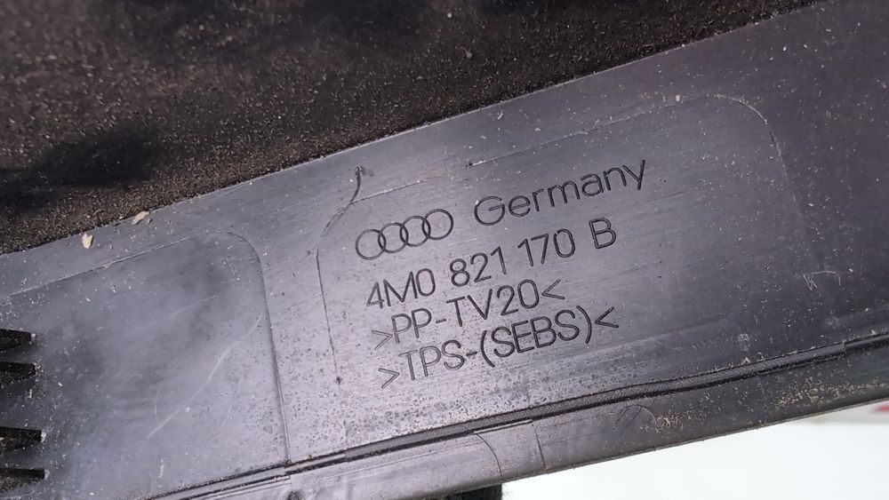 Уплотнитель (крыло/капот) капота правый Audi Q7 2017-2019 (4M) 4M0821170B 1103187 фото