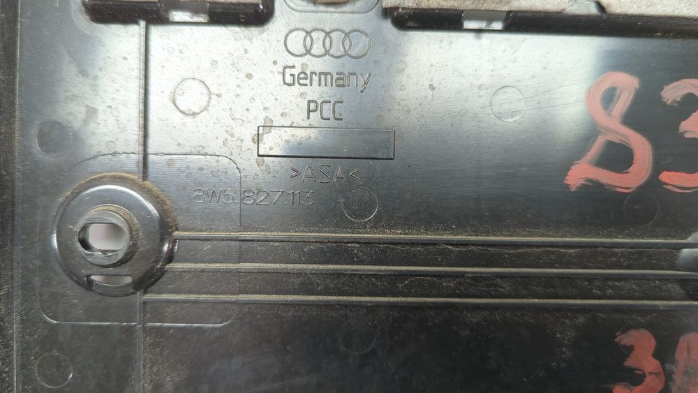 Рамка номерного знака крышки багажника Audi A4 2016-2019 (B9) 8W58271139B9 1037628 фото