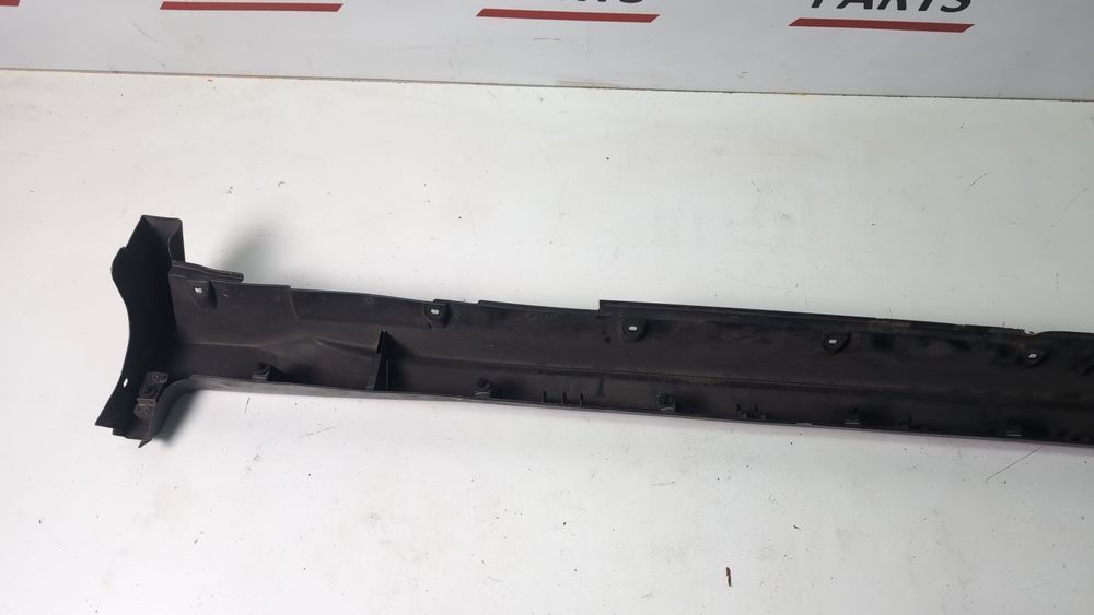 Накладка наружная (молдинг) порога, правый (дефект) Nissan Rogue 2017-2020 (T32 Restyle rest) 768506FL0A 1094343 фото
