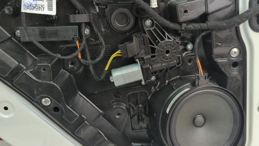 Мотор стеклоподъемника двери задний (левый) Mercedes Benz GLA 2017 - 2019 (X156) A2469063100 1069585 фото