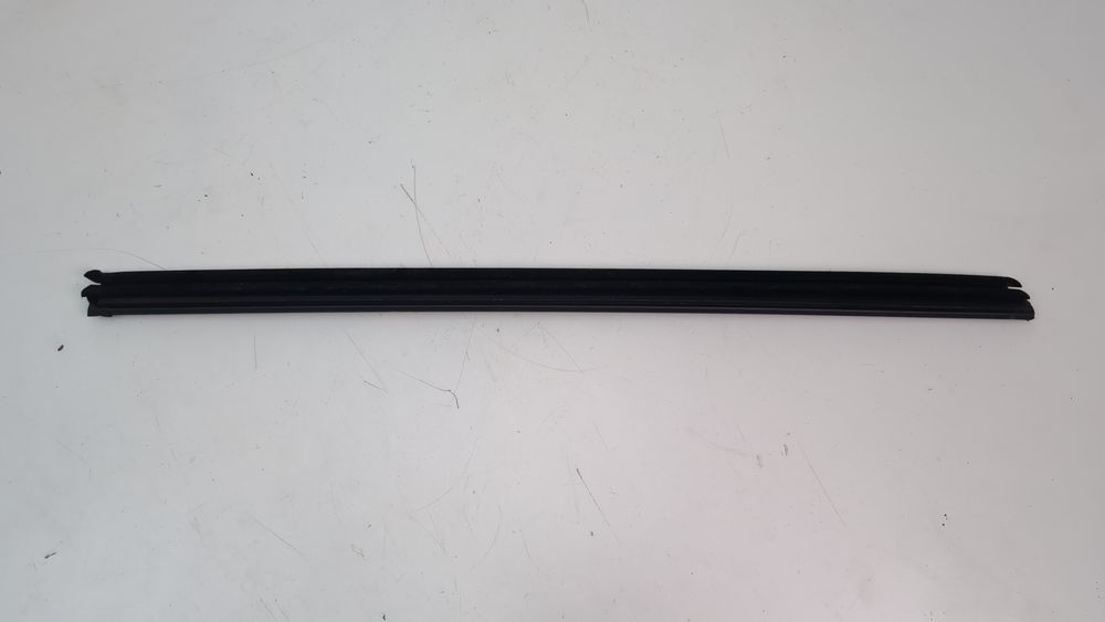 Уплотнитель стекла двери задний правый, внутренний Hyundai Kona 2018-2021 (OS) 83241J9000 1096134 фото