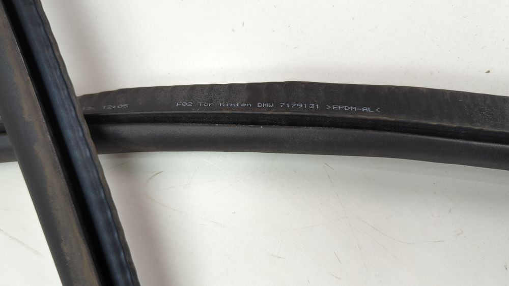 Уплотнитель проёма двери задней левой/правой BMW 740 2013-2015 (F02) 51767179104 1043310 фото