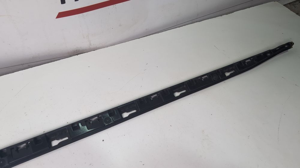 Крепёжная планка накладки порога левая (дефект) Volkswagen Golf 2022-2024 (mk8) 5H0853493D 1097137 фото