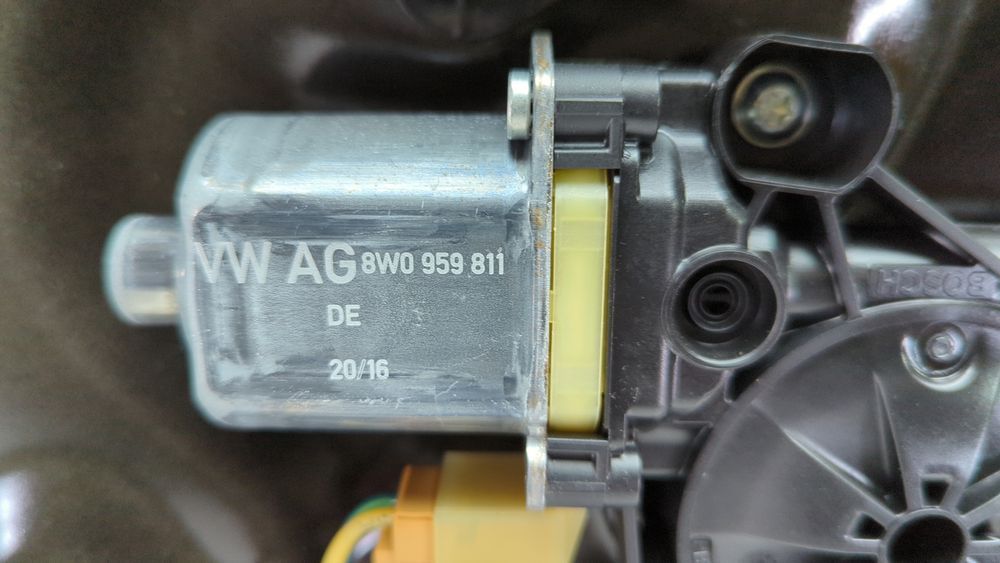 Мотор стеклоподъемника двери задний (левый) Audi A4 2016-2019 (B9) 8W0959811 1059404 фото