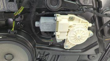 Мотор стеклоподъемника двери передний (правый) Mercedes Benz GLA 2017-2019 (X156) A2469065200 1049846 фото