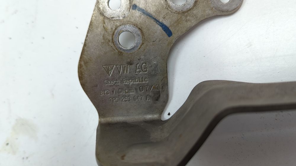 Кронштейн приемной трубы Volkswagen Touareg 2010-2014 (7P 2nd gen) 7P0253047A 1038879 фото