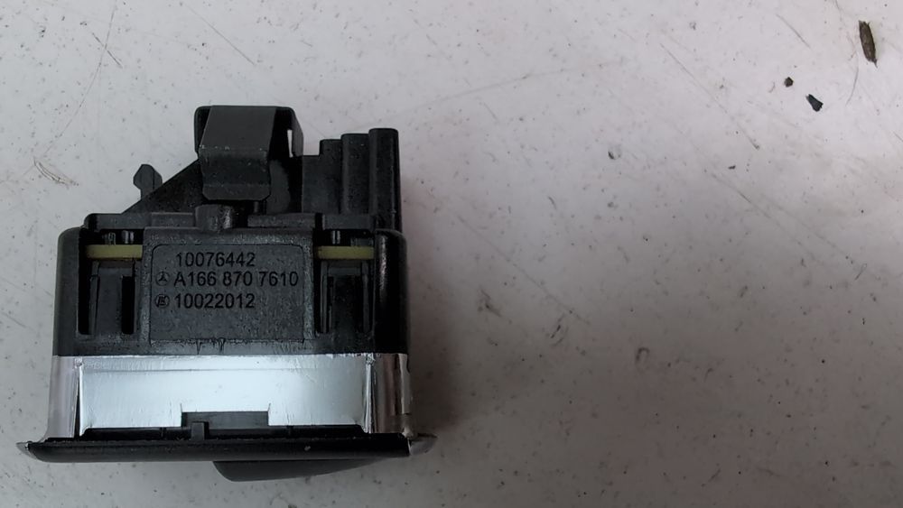 Кнопка открывания крышки багажника Mercedes Benz GLA 2017 - 2019 (X156) A1668707610 1069472 фото