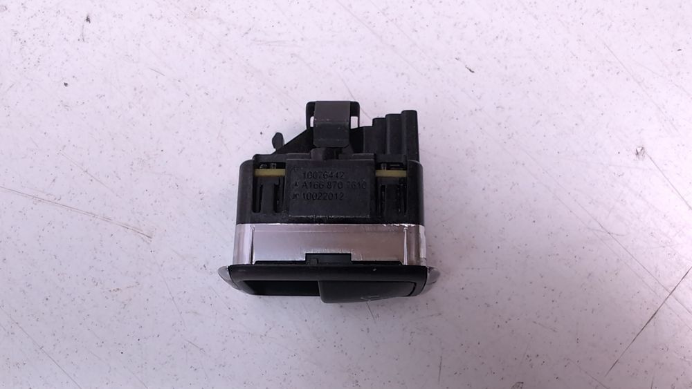 Кнопка открывания крышки багажника Mercedes Benz GLA 2017 - 2019 (X156) A1668707610 1069472 фото
